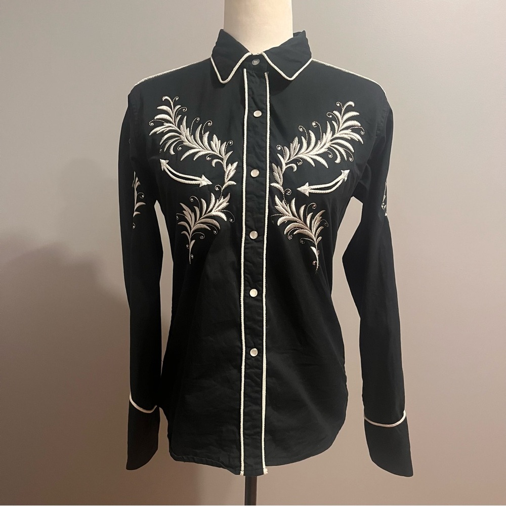 Women’s Pan Handle Slim Western Embroidered Pearl Snap Top